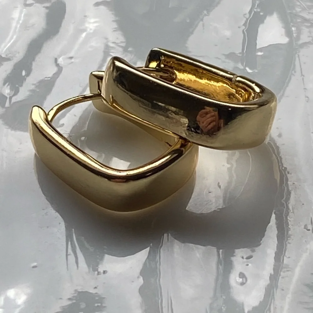 Huggy Hoop Earrings Gold Tone - Picture 2 of 4